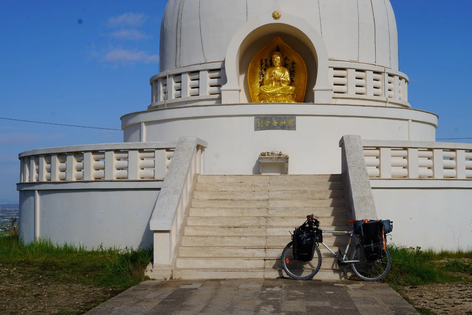 La bici davanti alla pagota